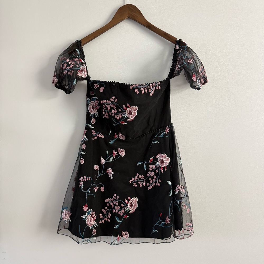 Showpo Women’s NWT Honey Black & Pink Floral Embroidered Over-The-Shoulder Dress - Picture 3 of 11